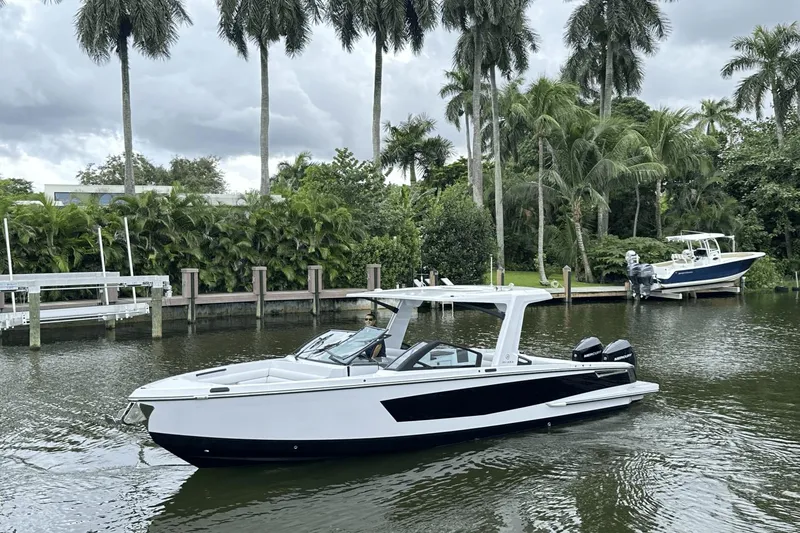 Slide: The Image of Aviara AV32 Outboard 2024 - 6