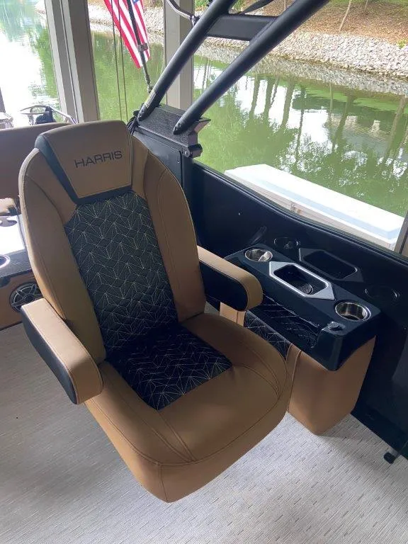 Slide: The Image of Captain's chair on 2023 Harris FloteBote Grand Mariner 250 pontoon boat. - 18