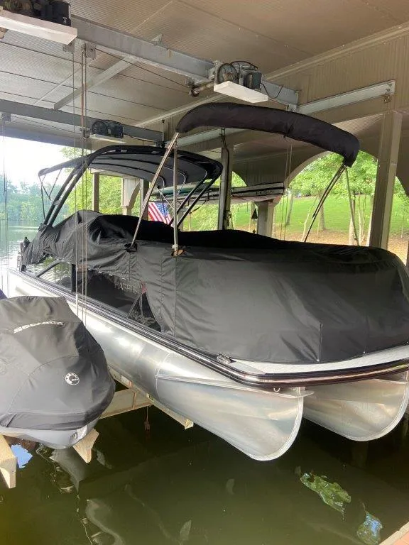 Slide: The Image of 2023 Harris FloteBote Grand Mariner 250 pontoon boat docked with cover. - 4