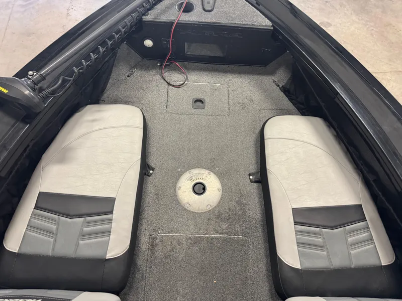 Slide: The Image of 2018 Tracker Targa V-19 WT boat interior with seats and trolling motor. - 9