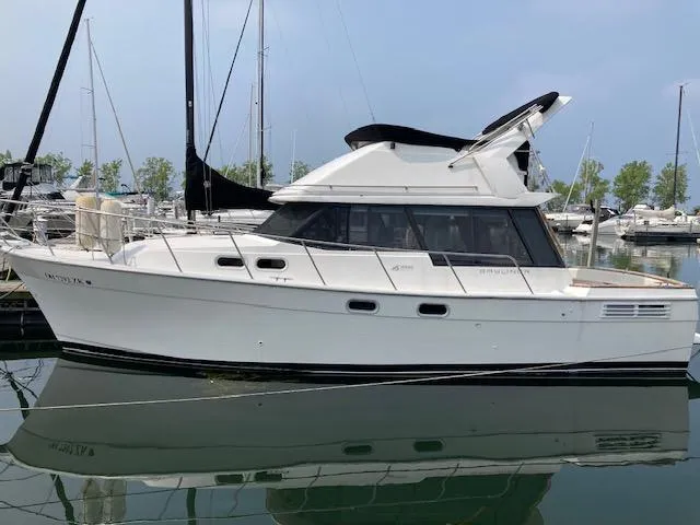 Slide: The Image of 1990 Bayliner 3288 Motoryacht docked in a marina. - 17