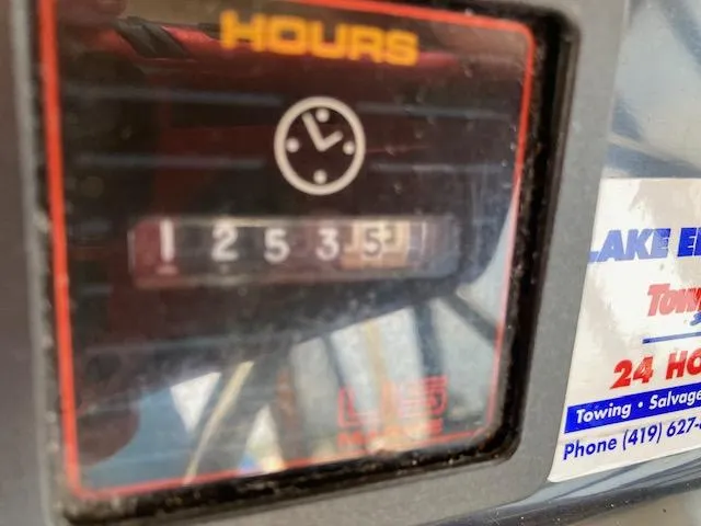 Slide: The Image of Hour meter on a 1990 Bayliner 3288 Motoryacht showing 1253.5 hours. - 5