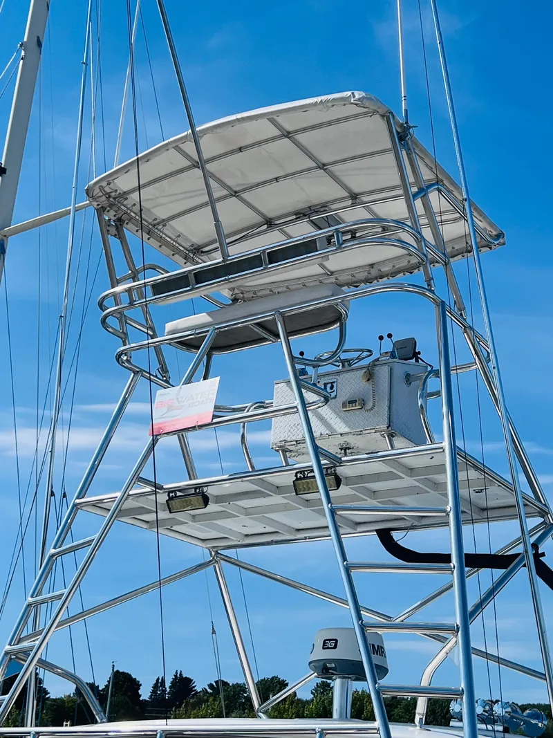 Slide: The Image of 1998 Sea Ray Express Cruiser tower against a clear blue sky. - 10