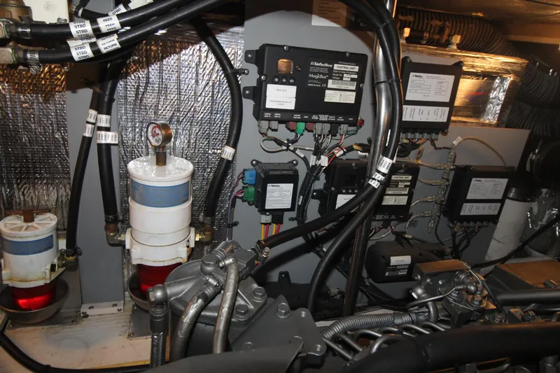 Slide: The Image of Cruisers Yachts 405 Express Motoryacht 2004 - 60