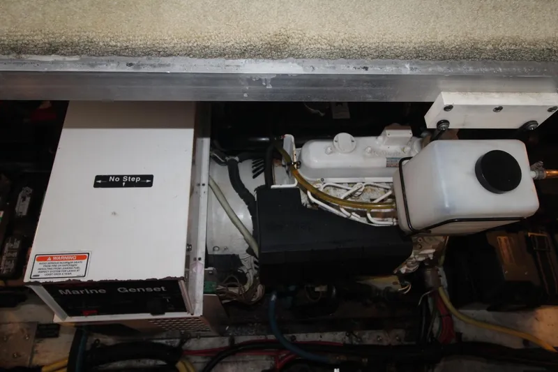 Slide: The Image of Cruisers Yachts 405 Express Motoryacht 2004 - 61