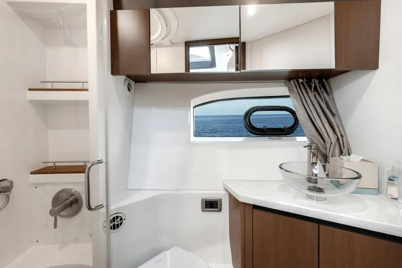 Slide: The Image of Sea Ray 400 Fly 2018 - 39