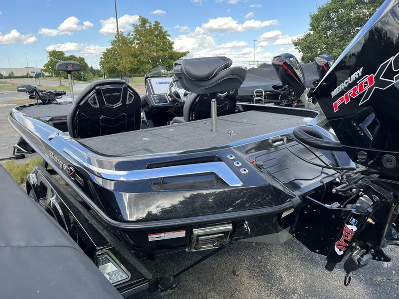 Slide: The Image of 2024 Ranger Z521R Ranger Cup Equipped boat with Mercury Pro XS engine. - 4