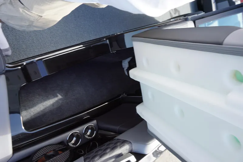 Slide: The Image of MasterCraft XT24 - Closeout 2024 - 18