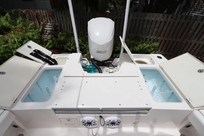Slide: The Image of 2021 Robalo 246 Cayman SD boat stern with Yamaha 300 outboard motor. - 16