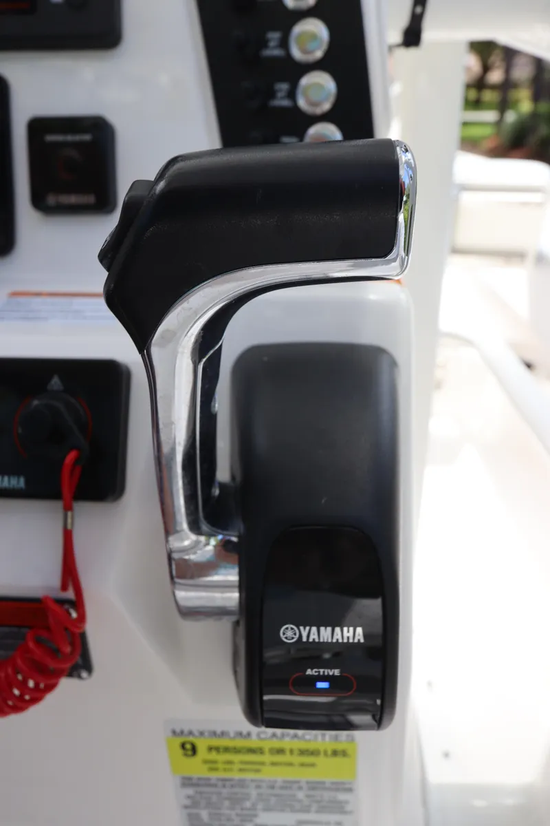 Slide: The Image of Yamaha throttle control on a 2021 Robalo 246 Cayman SD boat. - 25