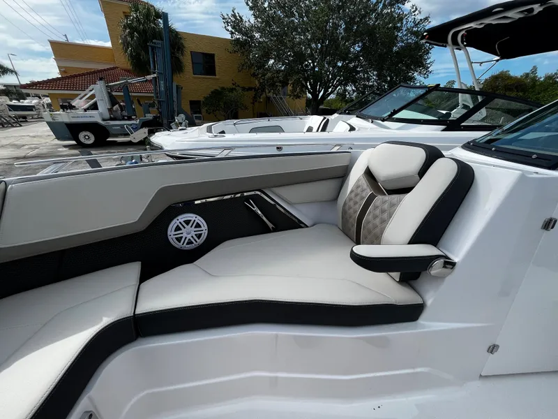 Slide: The Image of 2024 Monterey 275SS boat interior with white and black seating. - 18