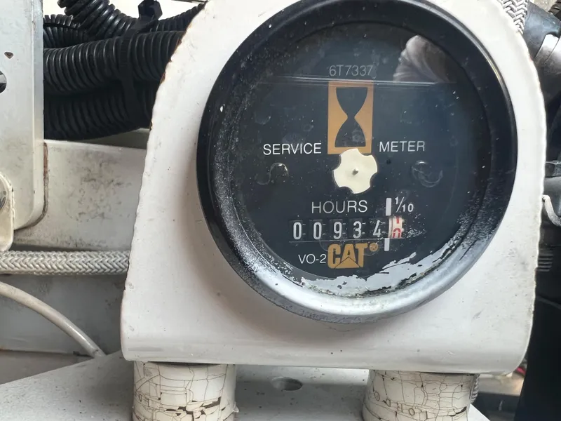 Slide: The Image of Service meter on a 2000 Sea Ray 540 Sundancer showing 934 hours. - 16