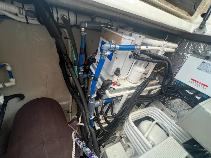 Slide: The Image of Engine compartment of a 2000 Sea Ray 540 Sundancer yacht. - 32