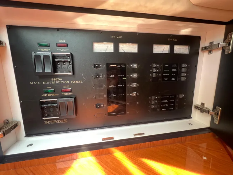 Slide: The Image of Main distribution panel of a 2000 Sea Ray 540 Sundancer yacht. - 37