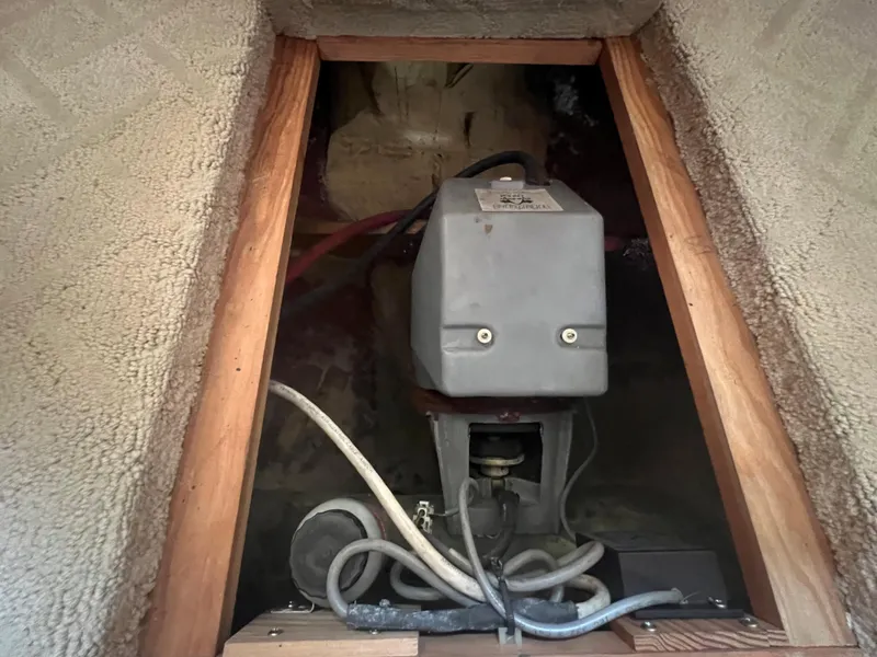 Slide: The Image of Engine compartment of a 2000 Sea Ray 540 Sundancer boat. - 43