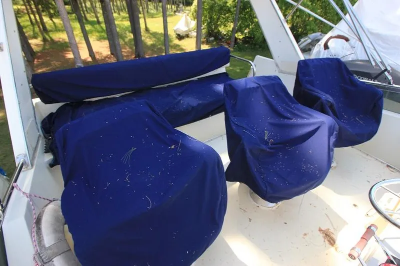 Slide: The Image of 1989 Tollycraft 30 Sport Cruiser with blue seat covers on deck. - 8