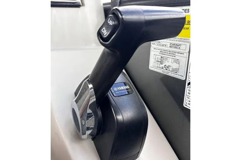 Slide: The Image of Throttle control lever on a 2023 Starcraft CX 23 DL BAR boat. - 34