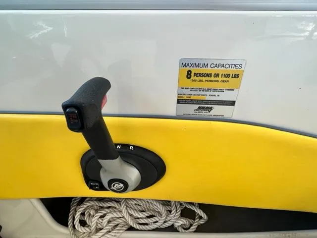 Slide: The Image of Sea Ray 195 Sport 2006 boat throttle and capacity label. - 11