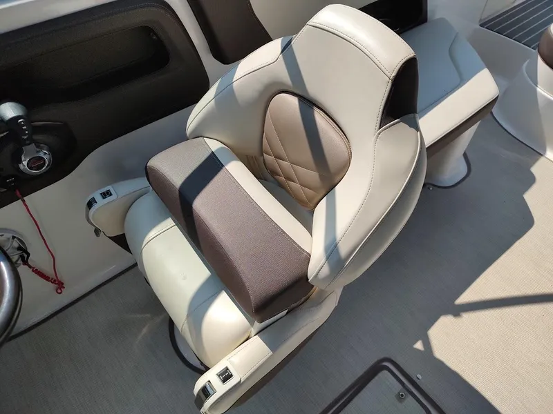 Slide: The Image of Captain's seat on 2018 Chaparral 267 SSX boat, featuring beige and brown upholstery. - 39