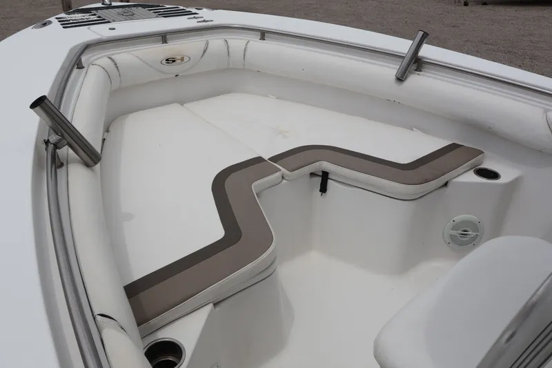 Slide: The Image of Interior view of a 2010 Sea Hunt 24 Gamefish boat. - 14