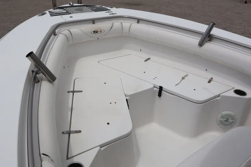 Slide: The Image of Interior view of a 2010 Sea Hunt 24 Gamefish boat. - 16