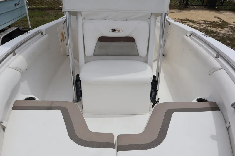 Slide: The Image of Interior view of a 2010 Sea Hunt 24 Gamefish boat. - 17