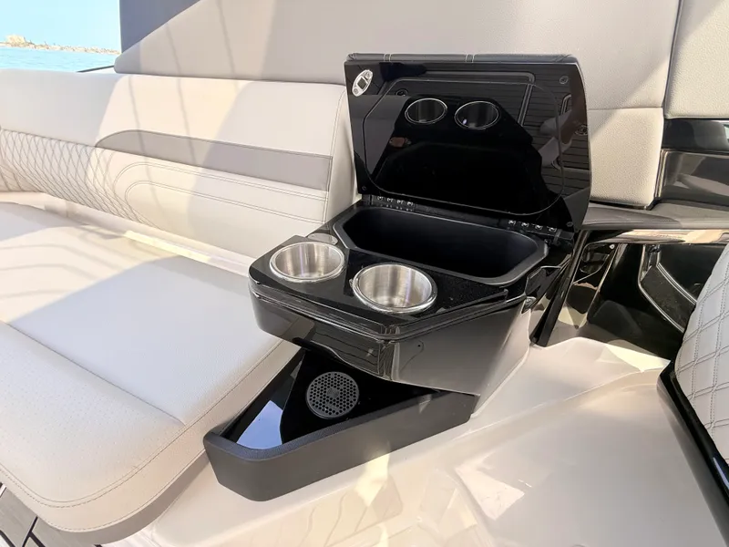 Slide: The Image of Sea Ray SLX 360 Outboard 2027 - 32