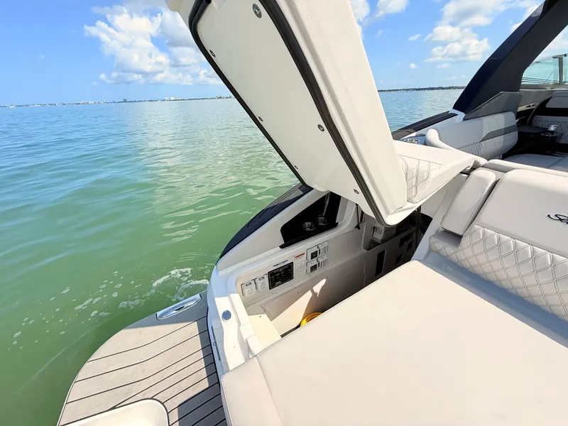 Slide: The Image of Sea Ray SLX 360 Outboard 2027 - 22