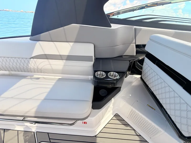 Slide: The Image of Sea Ray SLX 360 Outboard 2027 - 31