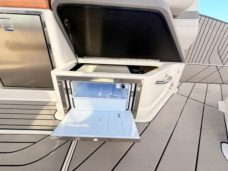 Slide: The Image of Sea Ray SLX 360 Outboard 2027 - 38