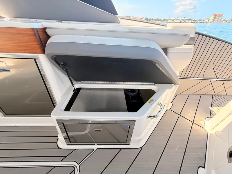 Slide: The Image of Sea Ray SLX 360 Outboard 2027 - 37