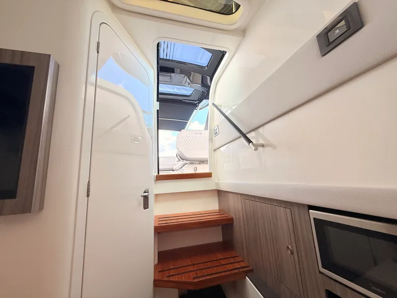 Slide: The Image of Sea Ray SLX 360 Outboard 2027 - 67