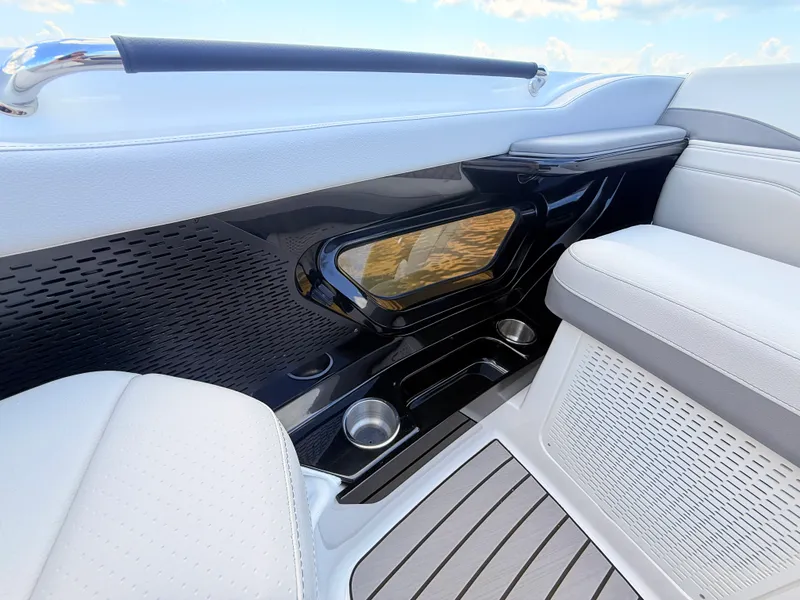 Slide: The Image of Sea Ray SLX 360 Outboard 2027 - 77