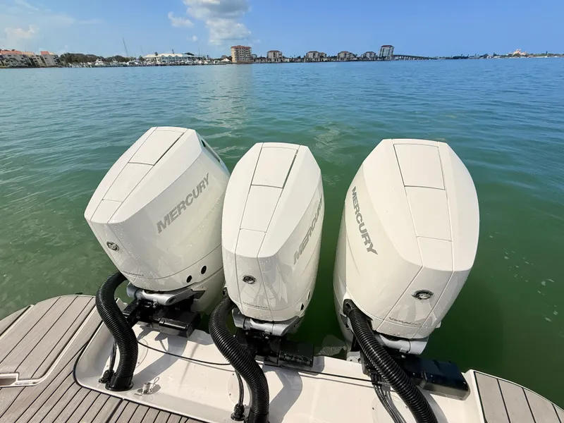 Slide: The Image of Sea Ray SLX 360 Outboard 2027 - 17