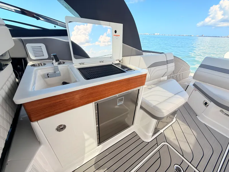 Slide: The Image of Sea Ray SLX 360 Outboard 2027 - 39