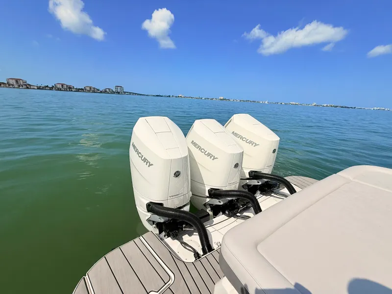 Slide: The Image of Sea Ray SLX 360 Outboard 2027 - 18