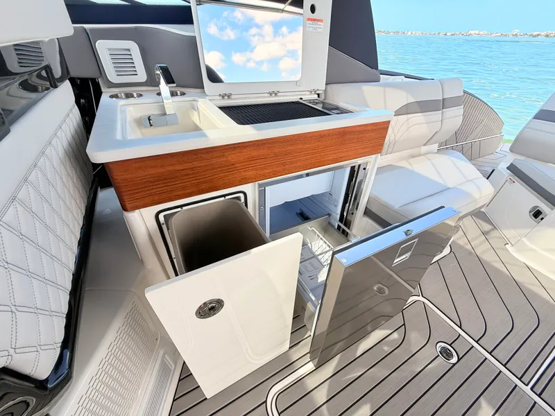 Slide: The Image of Sea Ray SLX 360 Outboard 2027 - 40
