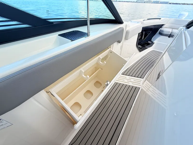 Slide: The Image of Sea Ray SLX 360 Outboard 2027 - 73