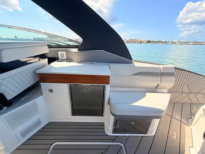 Slide: The Image of Sea Ray SLX 360 Outboard 2027 - 33