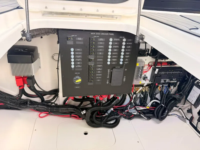 Slide: The Image of Sea Ray SLX 360 Outboard 2027 - 85