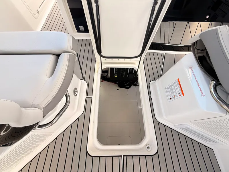 Slide: The Image of Sea Ray SLX 360 Outboard 2027 - 44