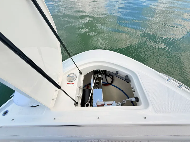 Slide: The Image of Sea Ray SLX 360 Outboard 2027 - 84