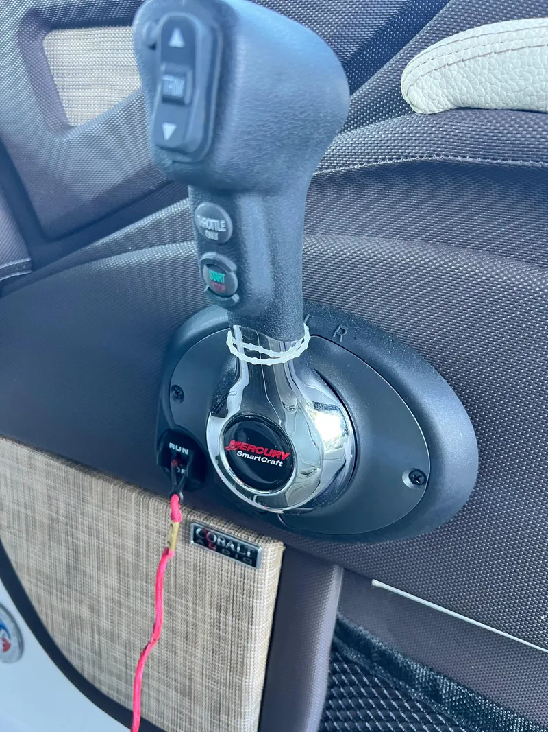 Slide: The Image of Throttle control of a 2021 Cobalt R5 boat with Mercury SmartCraft system. - 12