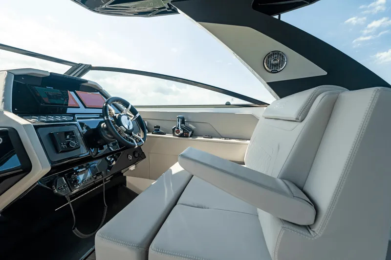 Slide: The Image of Cruisers 34 GLS Outboard 2027 - 149