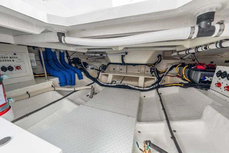 Slide: The Image of Cruisers 34 GLS Outboard 2027 - 48