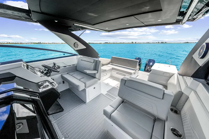 Slide: The Image of Cruisers 34 GLS Outboard 2027 - 33