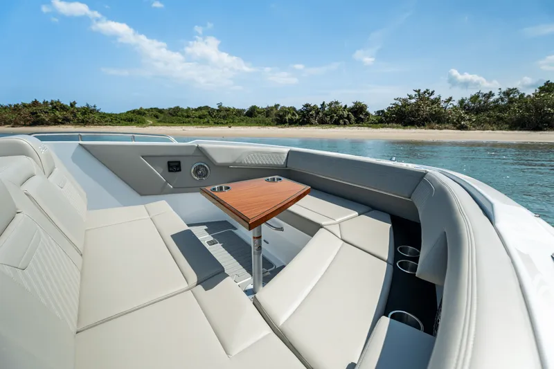 Slide: The Image of Cruisers 34 GLS Outboard 2027 - 104