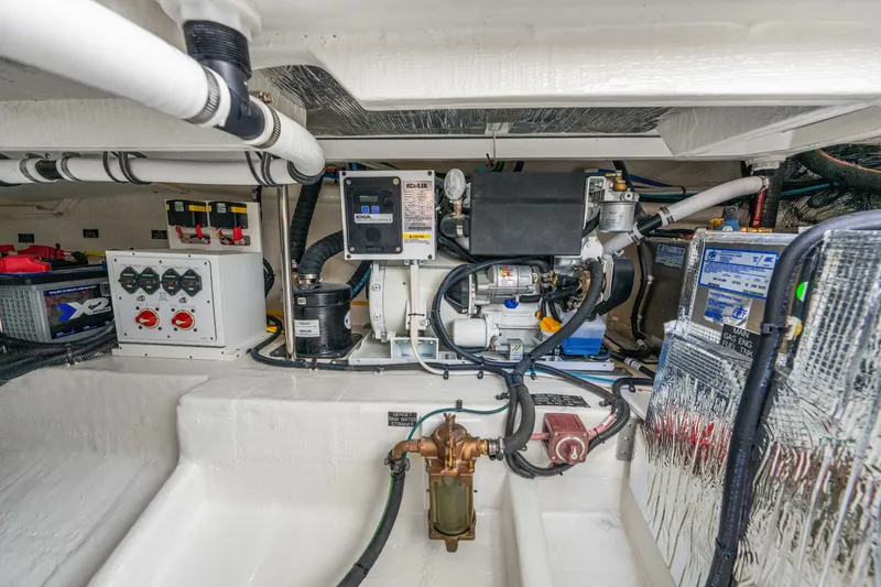 Slide: The Image of Cruisers 34 GLS Outboard 2027 - 49