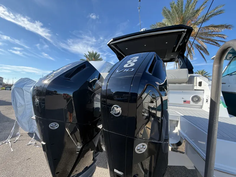 Slide: The Image of Cruisers 34 GLS Outboard 2027 - 38