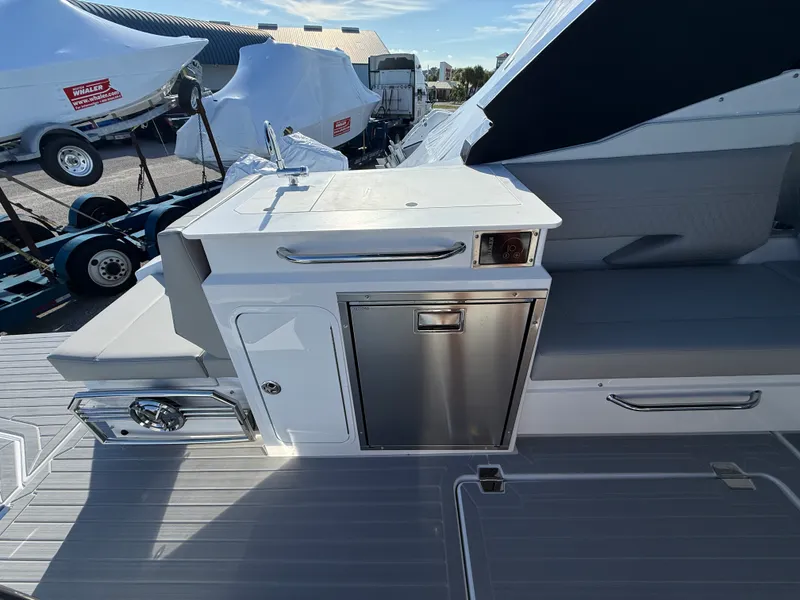 Slide: The Image of Cruisers 34 GLS Outboard 2027 - 32
